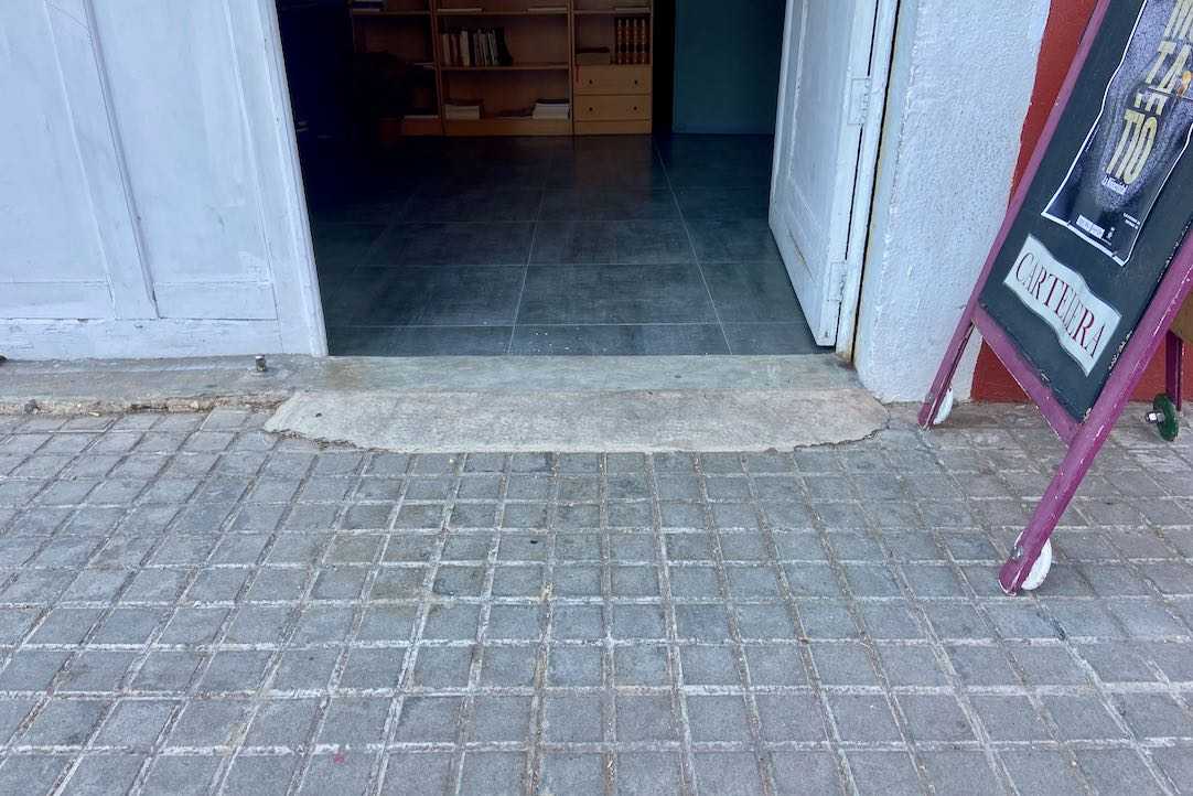 Detalle del resalte en la puerta principal