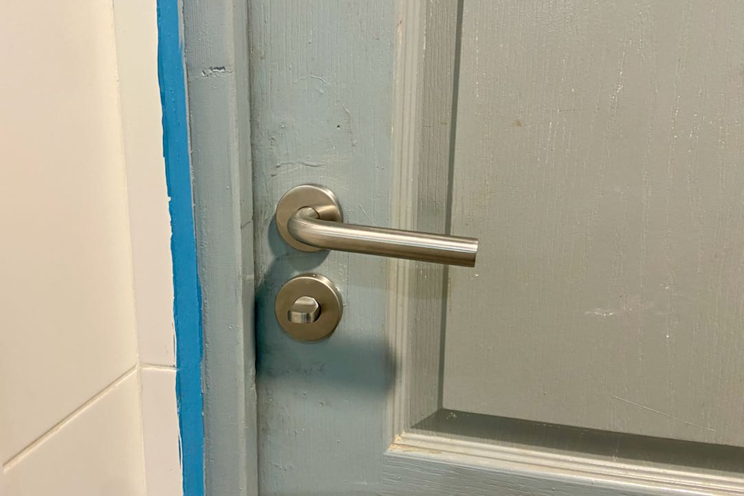 Mecanismo y cerrojo de la puerta del aseo PMR