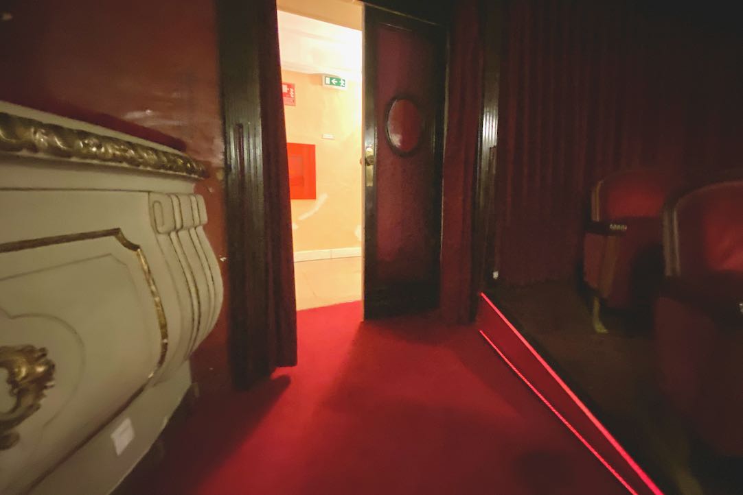 Puerta de acceso a la Sala Principal. Pasillo Derecho