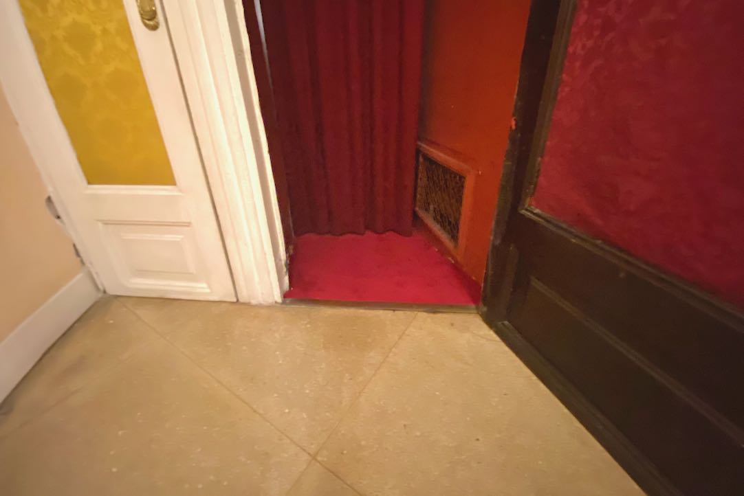 Puerta de acceso al pasillo auxiliar de acceso a primeras filas