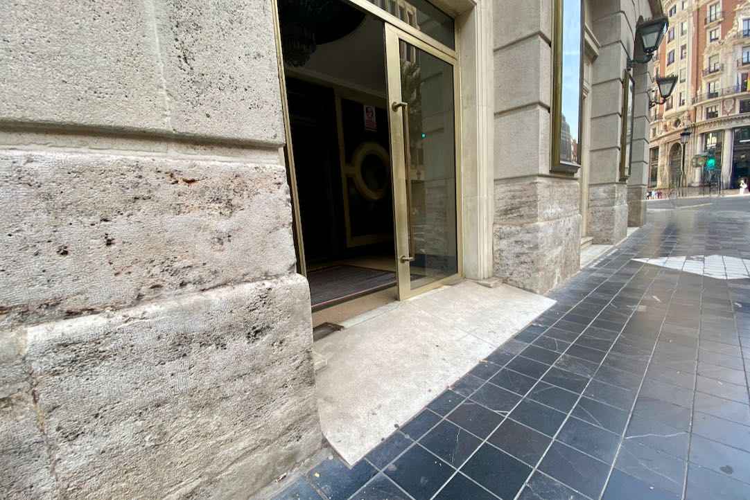 Acceso para PMR. Puerta con plano inclinado