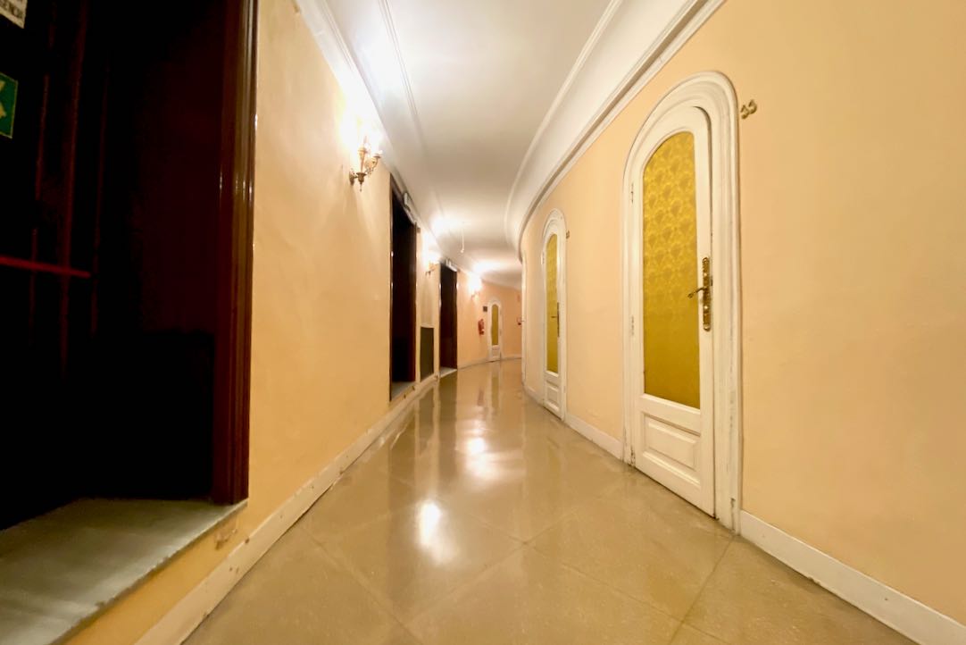 Pasillo Exterior de la Sala Principal