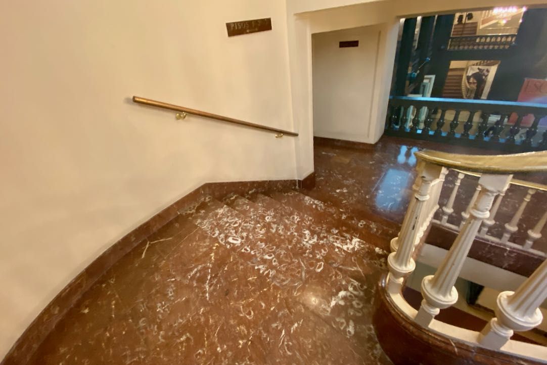Escaleras de acceso a los palcos y el primer piso