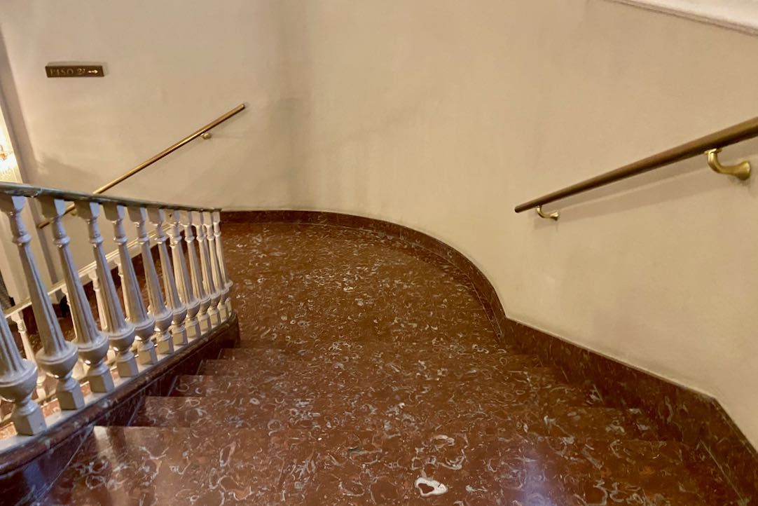 Escaleras de acceso a los palcos y el primer piso