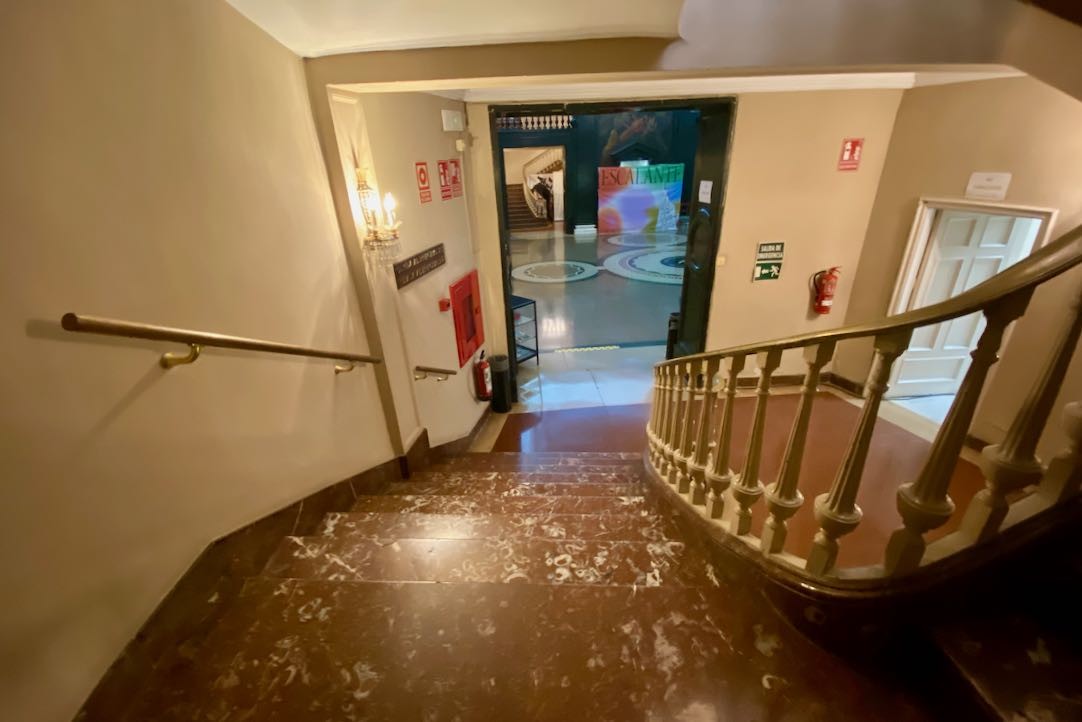 Escaleras de acceso a los palcos y el primer piso