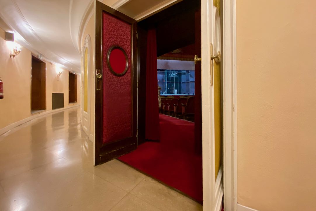 Puerta de acceso a la Sala Principal. Pasillo Izquierdo
