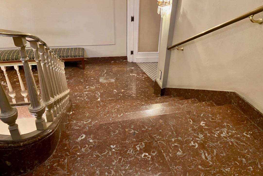 Escaleras de acceso a los palcos y el primer piso