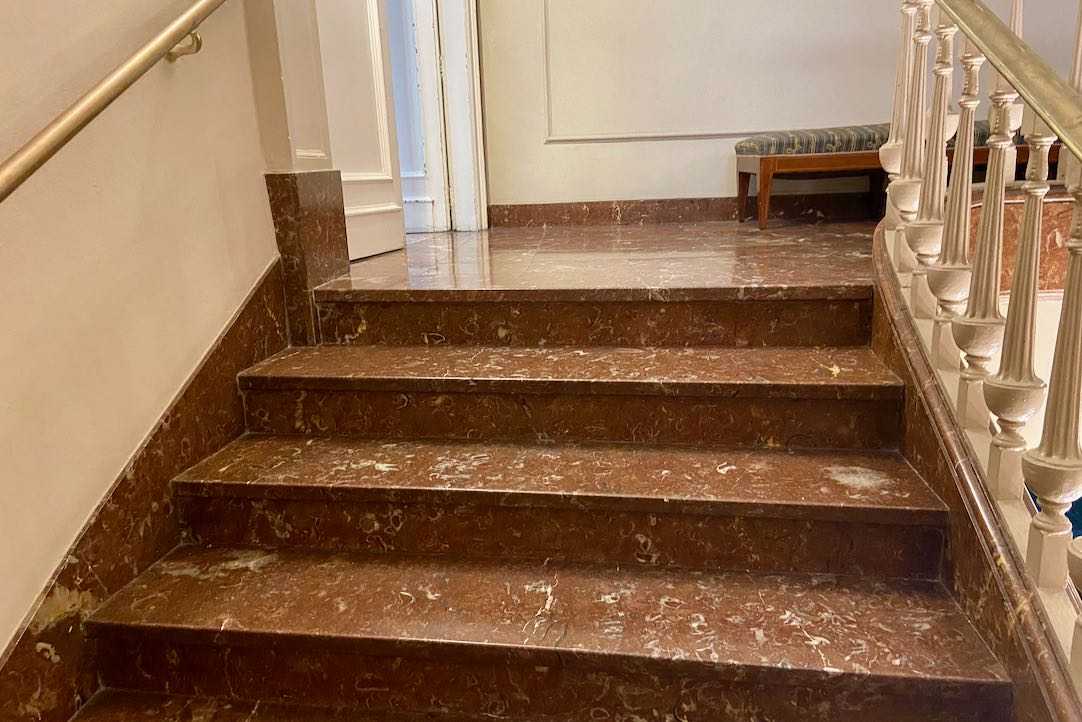 Escaleras de acceso a los palcos y el primer piso