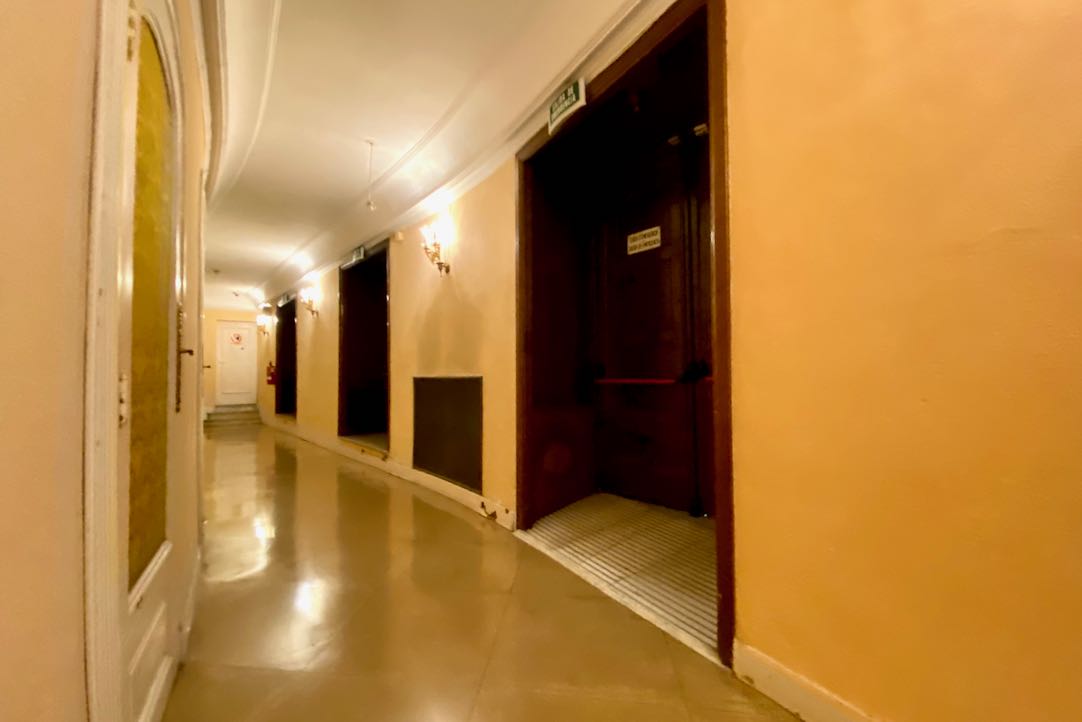 Pasillo Exterior de la Sala Principal. Salida emergencia para PMR en silla de ruedas
