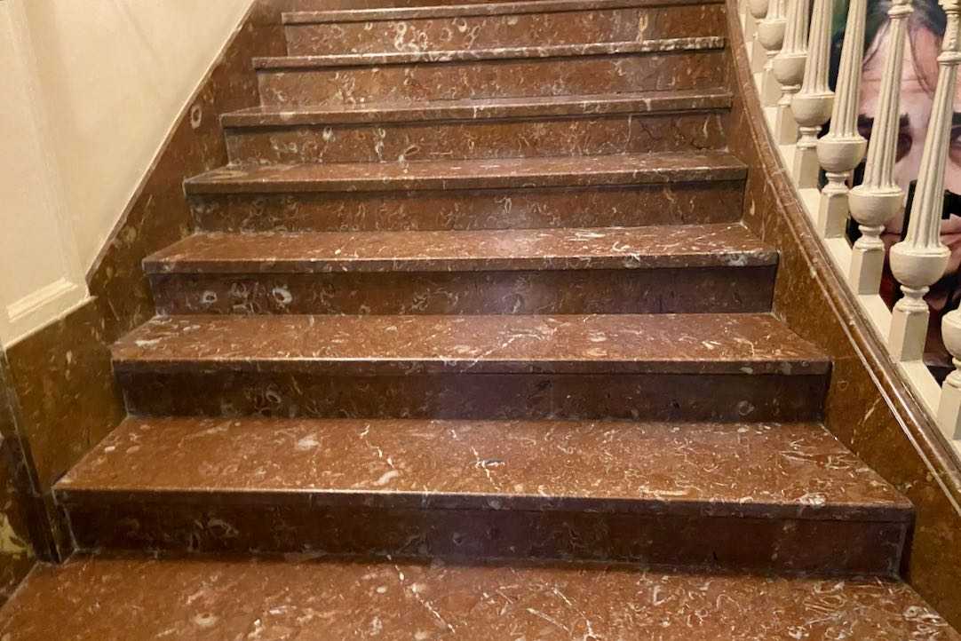Escaleras de acceso a los palcos y el primer piso