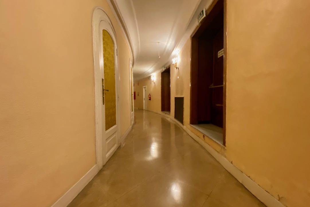 Pasillo Exterior de la Sala Principal