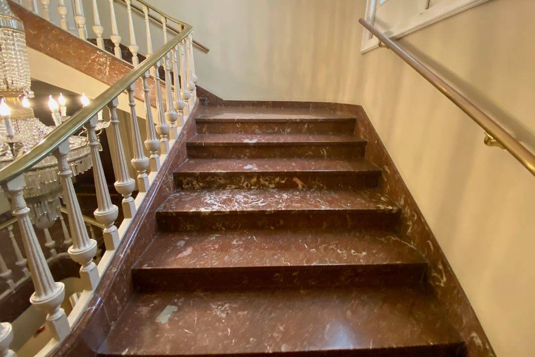 Escaleras de acceso a los palcos y el primer piso