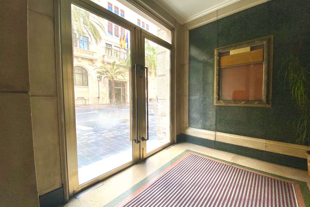Acceso para PMR. Puerta con plano inclinado