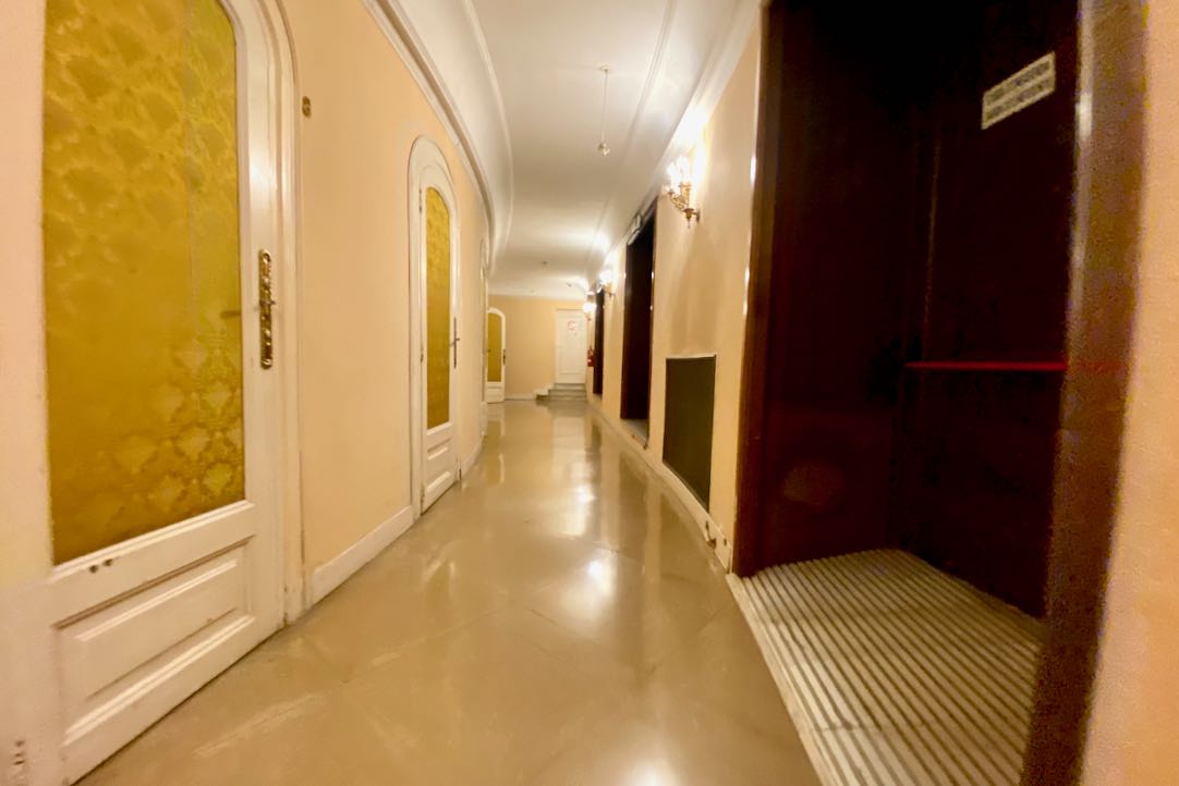 Pasillo Exterior de la Sala Principal. Salida emergencia para PMR en silla de ruedas 