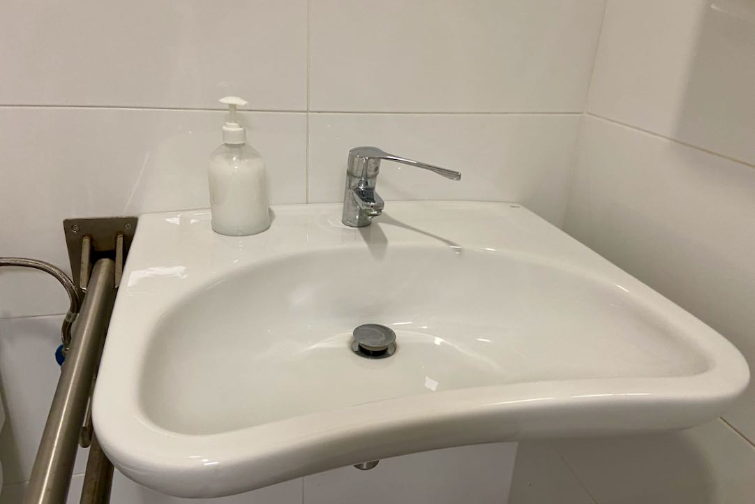Lavabo del aseo para PMR