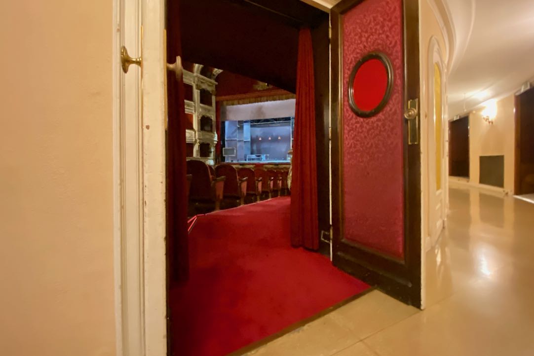 Puerta de acceso a la Sala Principal. Pasillo Derecho.