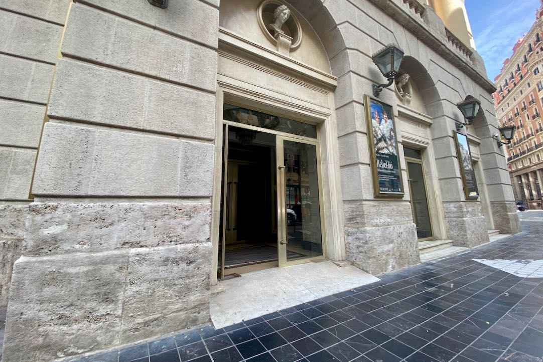 Acceso para PMR. Puerta con plano inclinado