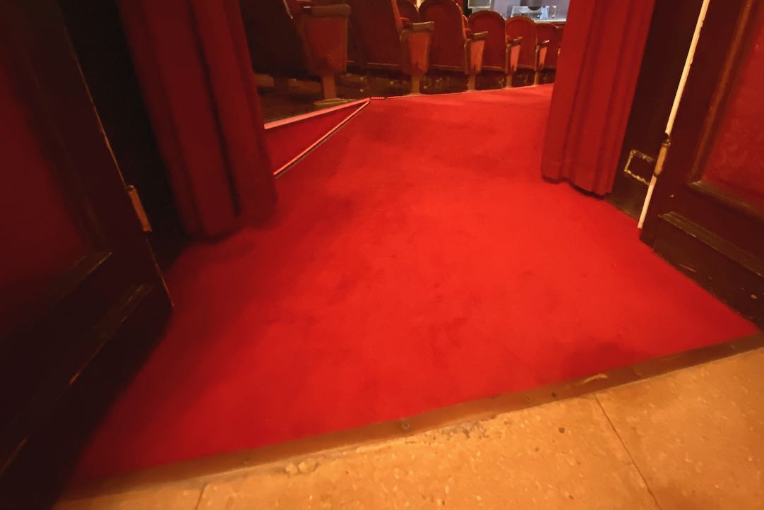 Pavimento de acceso a la Sala Principal