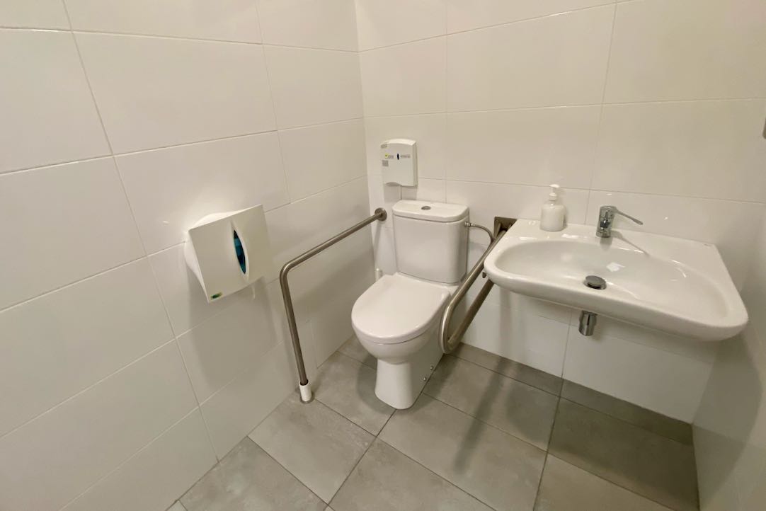 Lavabo del aseo para PMR