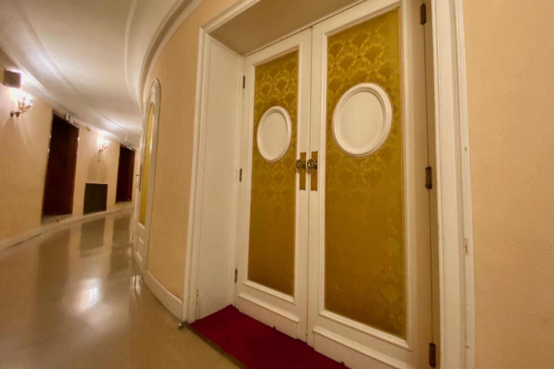 Puerta de acceso a la Sala Principal. Pasillo Izquierdo