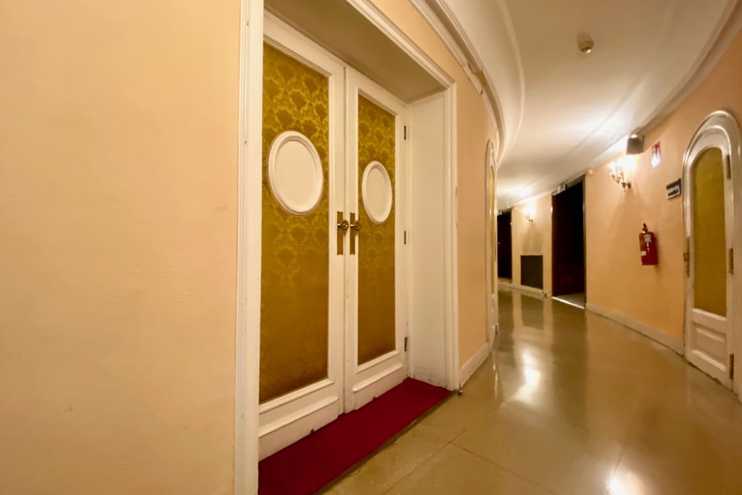 Puerta de acceso a la Sala Principal. Pasillo Derecho