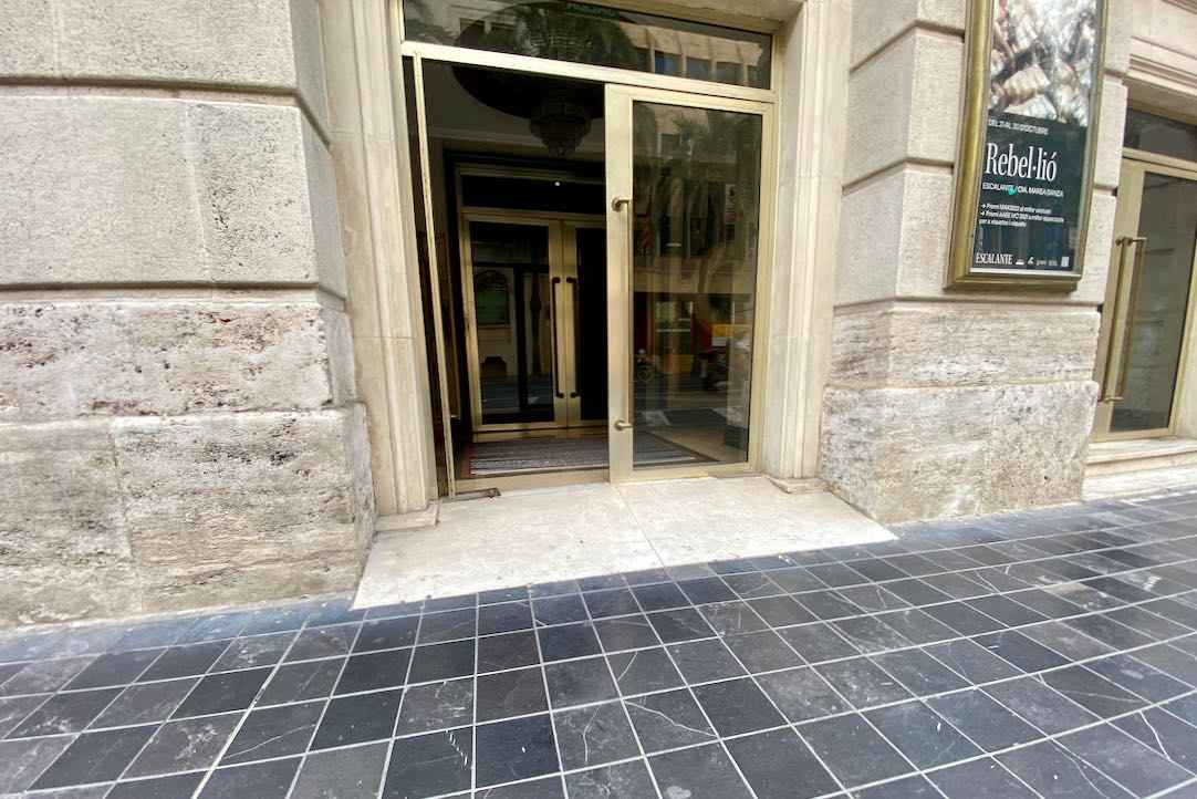 Acceso para PMR. Puerta con plano inclinado