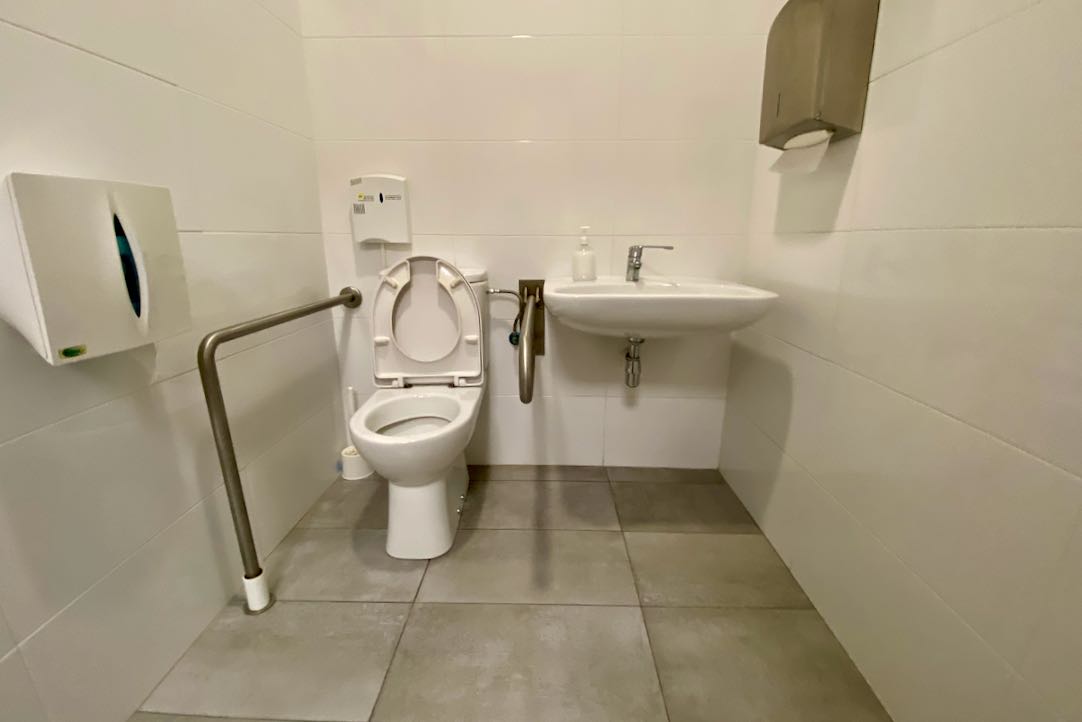 Inodoro y lavabo del aseo para PMR