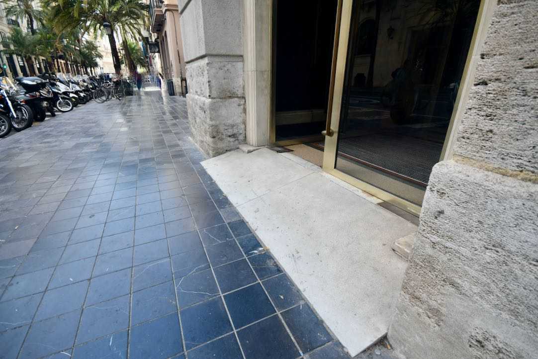 Acceso para PMR. Puerta con plano inclinado