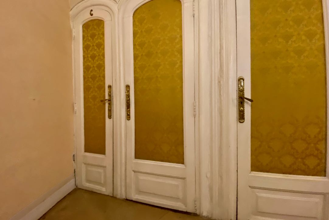 Puerta de acceso al pasillo auxiliar de acceso a primeras filas