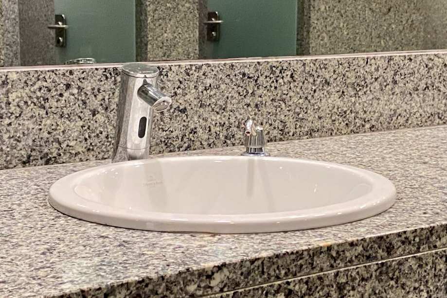 Detalle del lavabo del aseo de mujeres