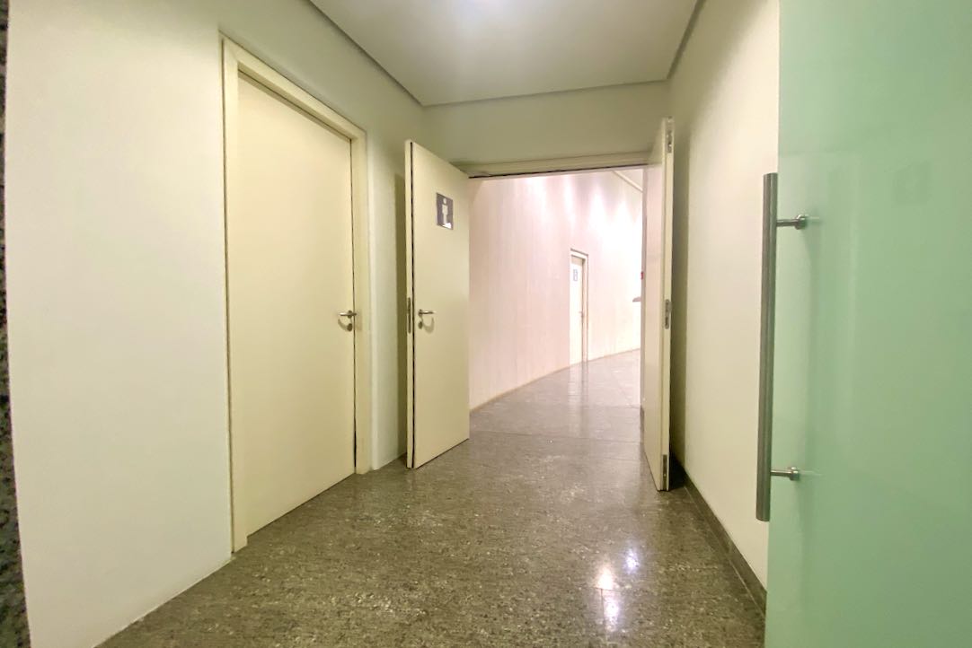 Puerta Exterior de acceso al aseo de hombres