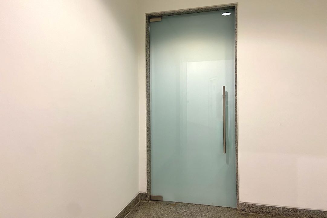 Puerta interior de acceso al aseo de hombres