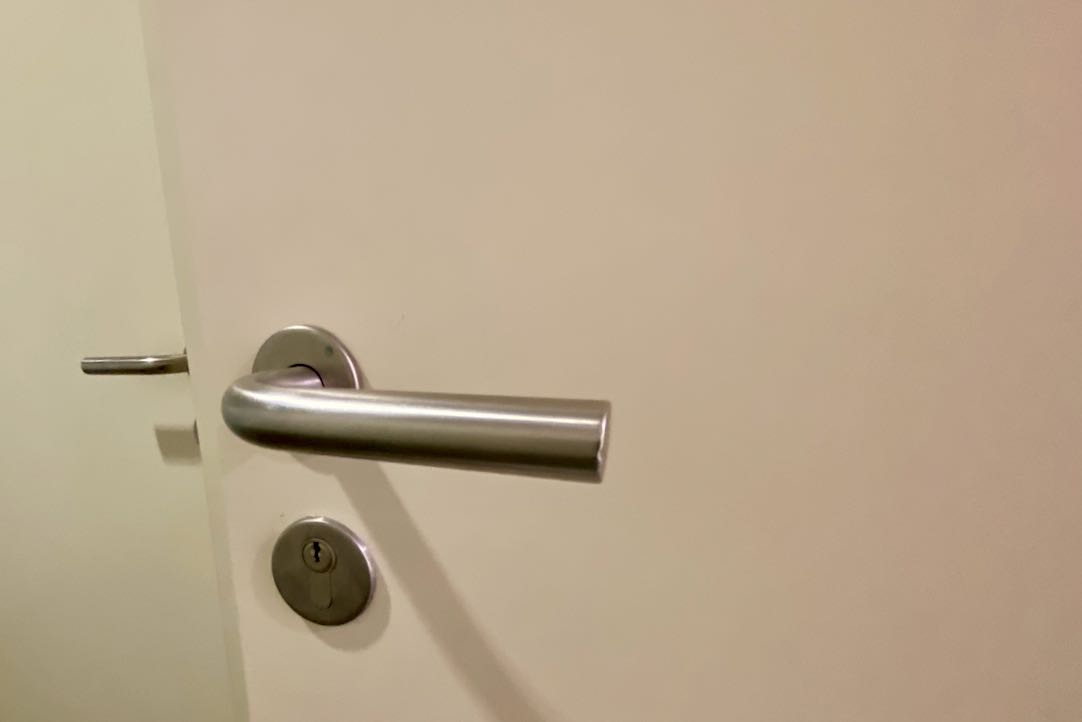 Mecanismo de la Puerta Exterior de acceso al aseo de mujeres