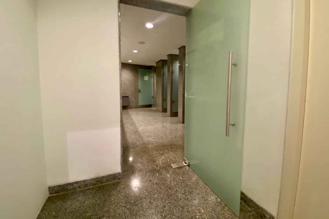 Puerta interior de acceso al aseo de mujeres