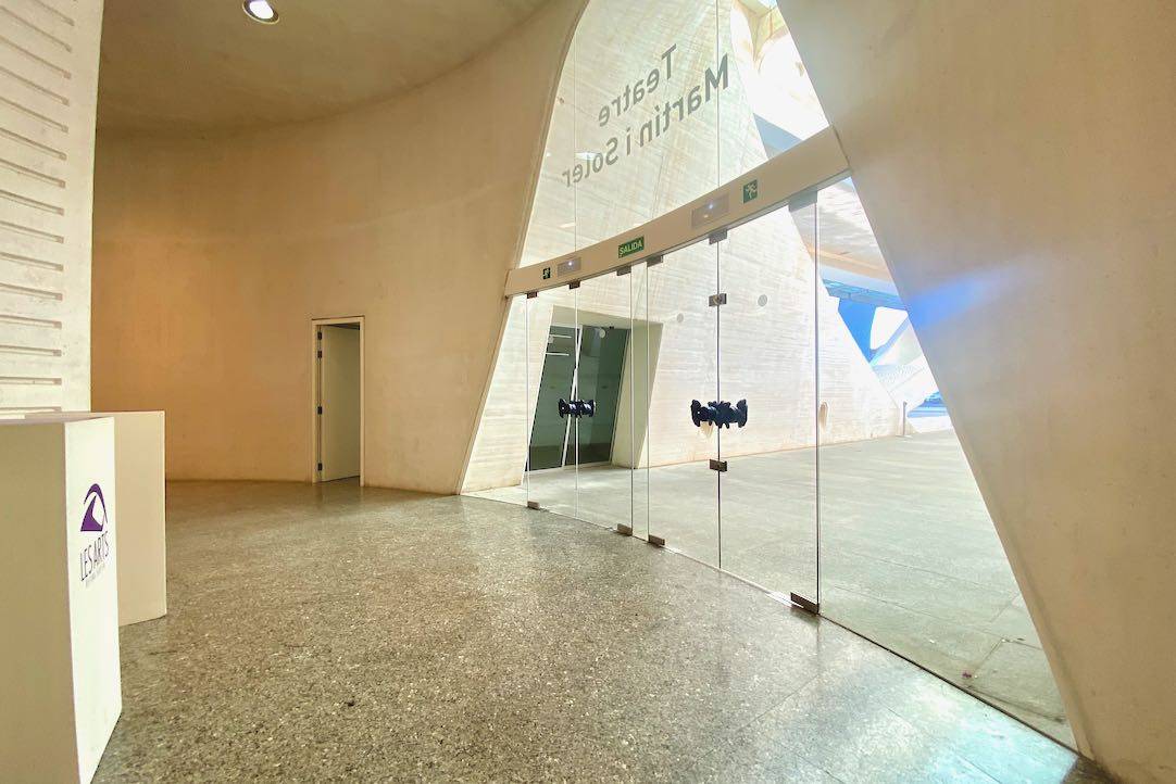 Detalle de las puertas de acceso al Teatro