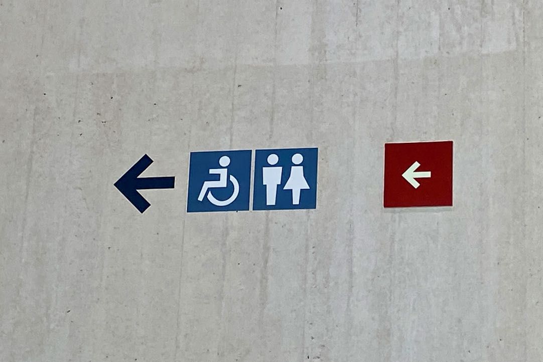 Señalización de los aseos en el vestíbulo