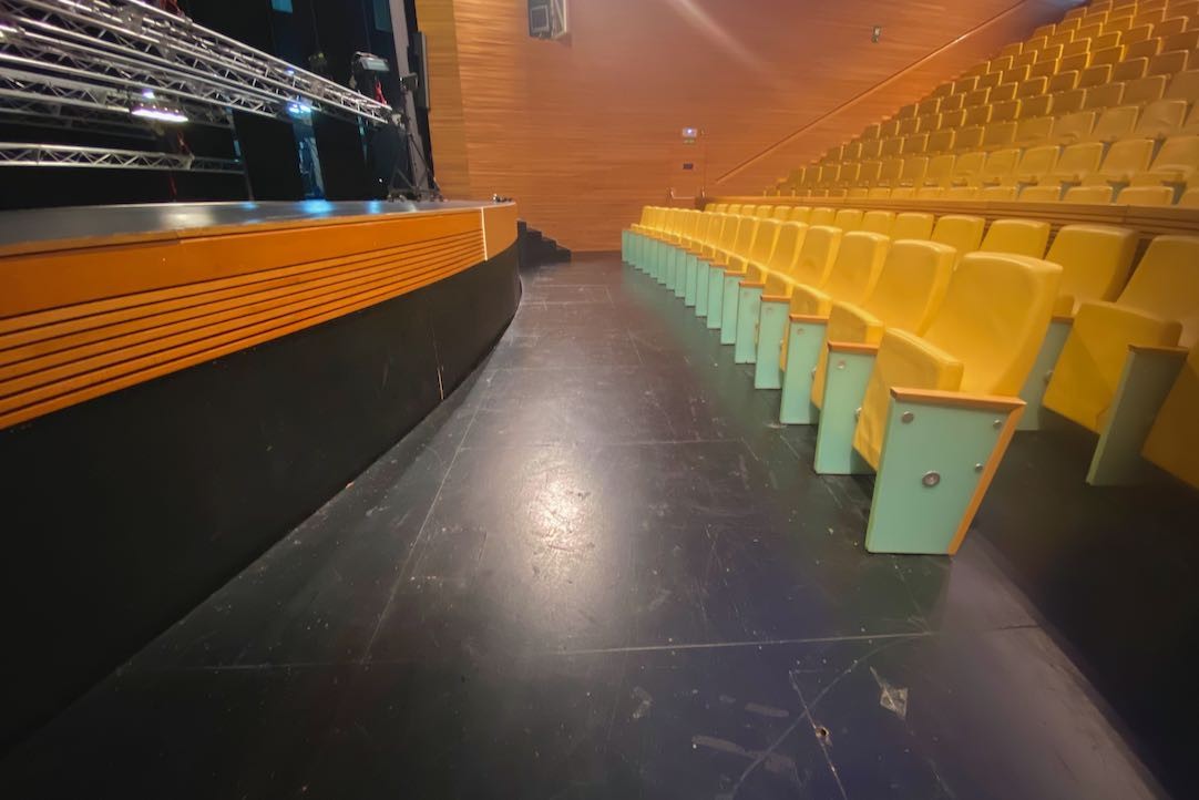 Pasillo paralelo al escenario