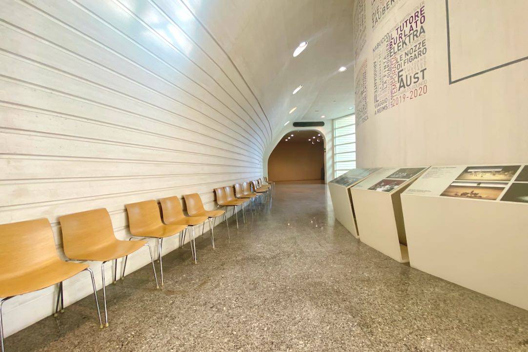 Pasillo interior entre vestíbulos