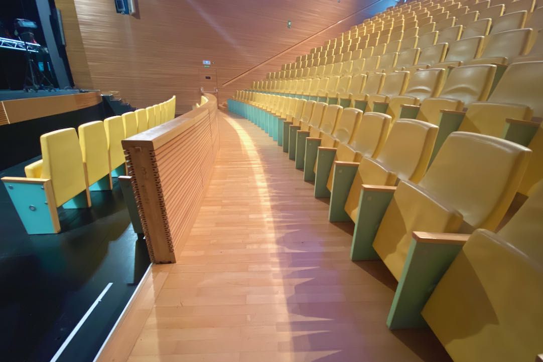 Pasillo secundario paralelo al escenario