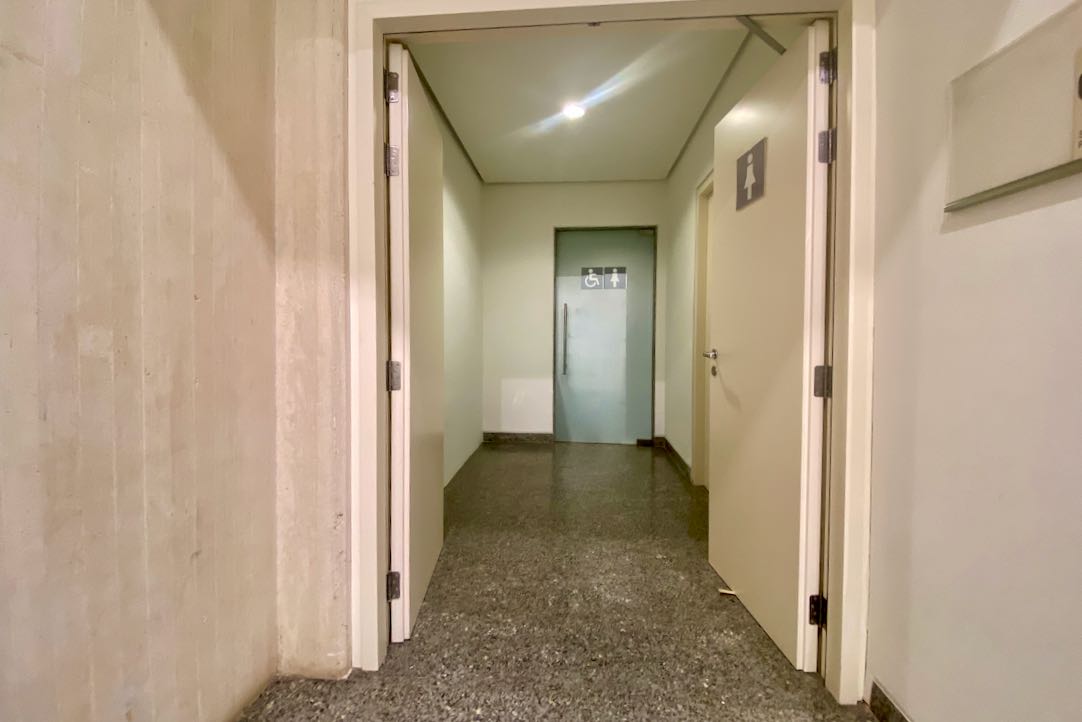 Puerta Exterior de acceso al aseo de mujeres