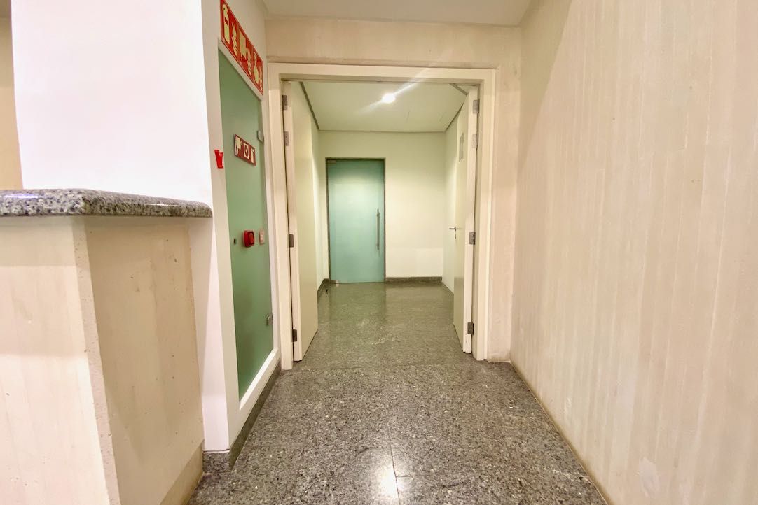 Puerta Exterior de acceso al aseo de hombres