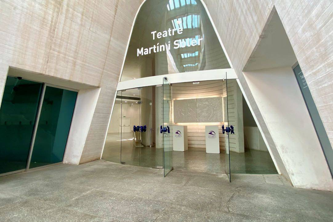 Acceso Principal al Teatro