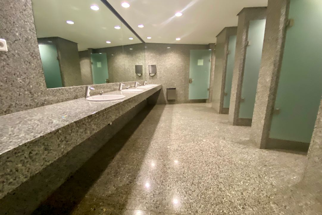 Interior del aseo de mujeres