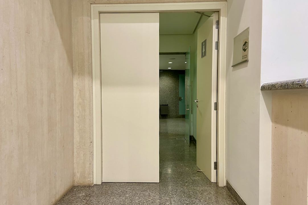 Puerta Exterior de acceso al aseo de mujeres