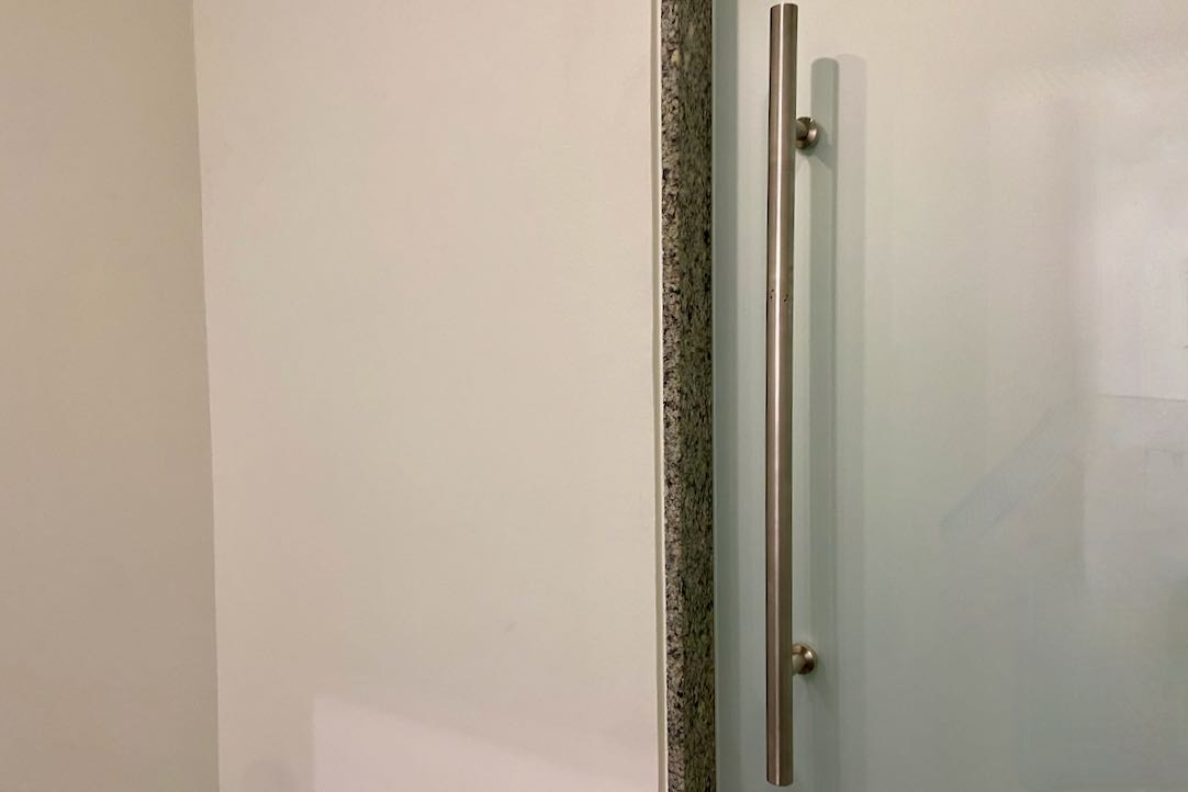 Mecanismo de la Puerta interior de acceso al aseo de mujeres