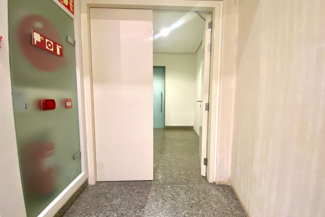 Puerta Exterior de acceso al aseo de hombres