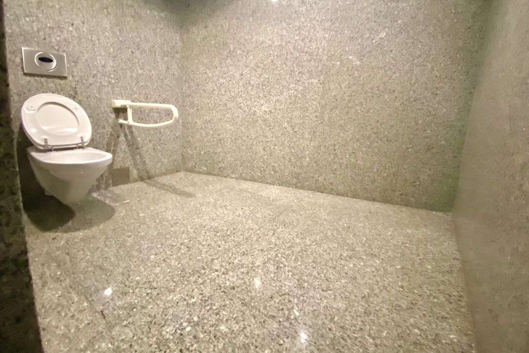 Interior del aseo PMR de hombres