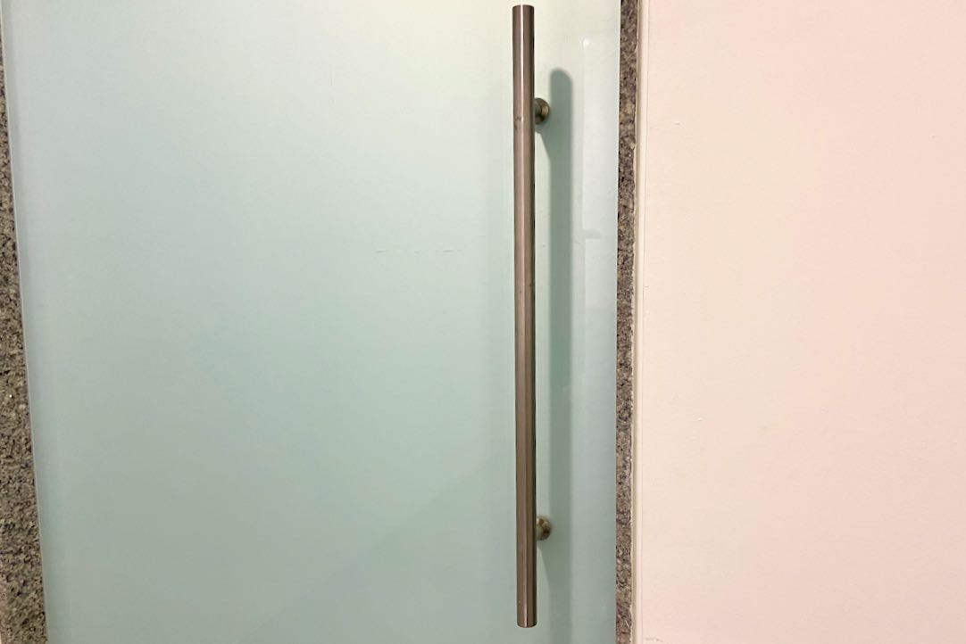 Mecanismo de la puerta interior de acceso al aseo de hombres