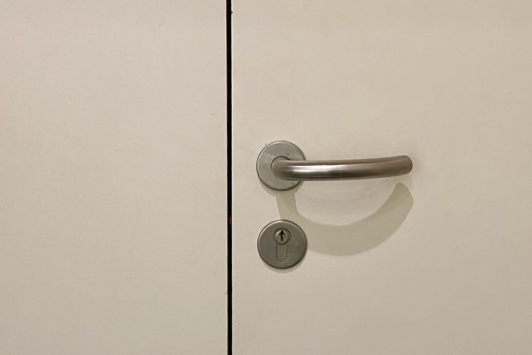 Mecanismo de la puerta Exterior de acceso al aseo de hombres