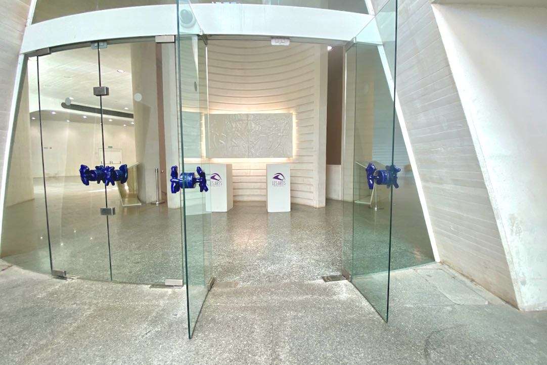 Detalle de las puertas de acceso al Teatro
